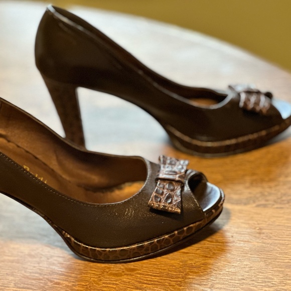 Unique leather peep-toe pumps with snakeskin embossed accent pattern - Picture 1 of 5